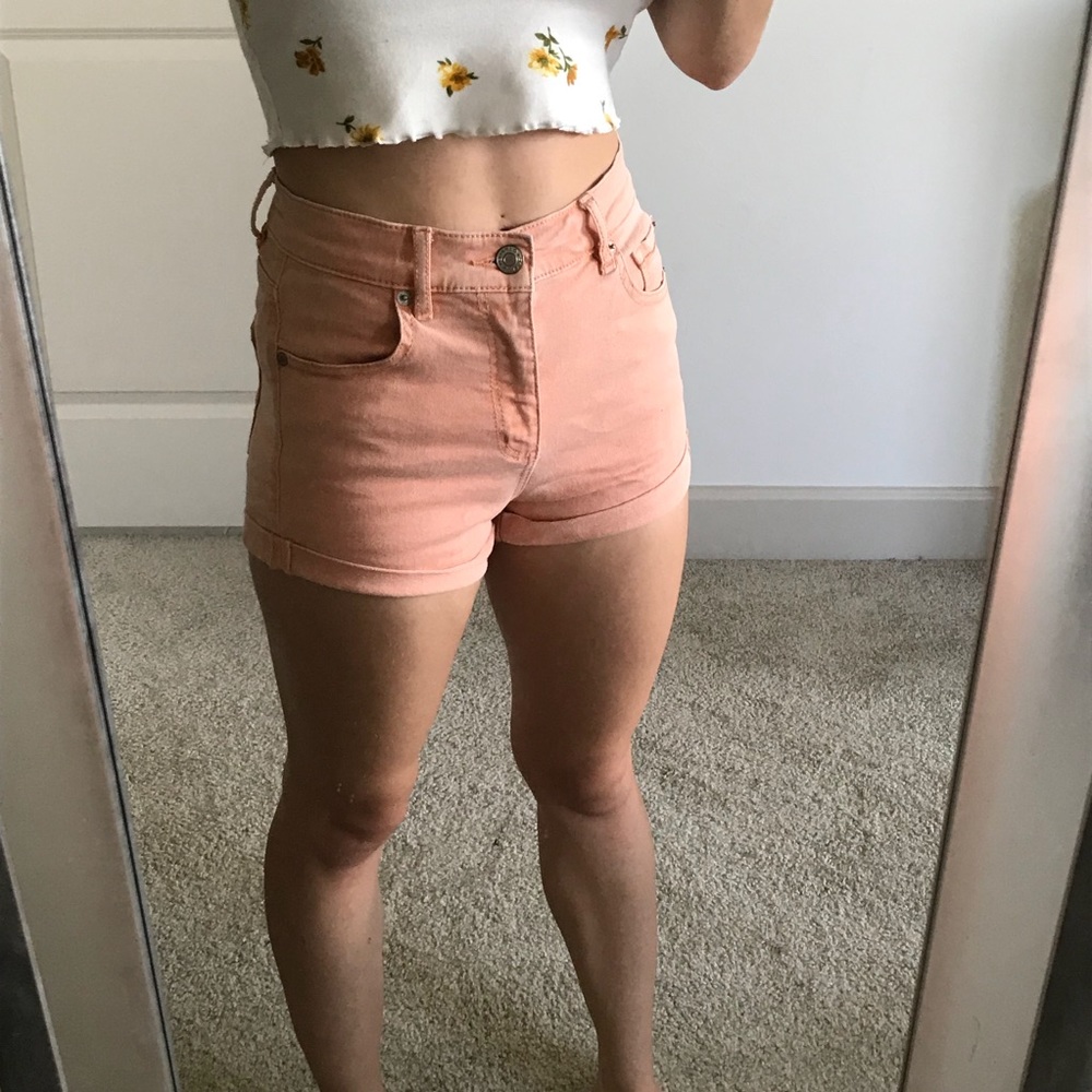 Garage Peach Shorts 🍑 - Picture 2 of 2